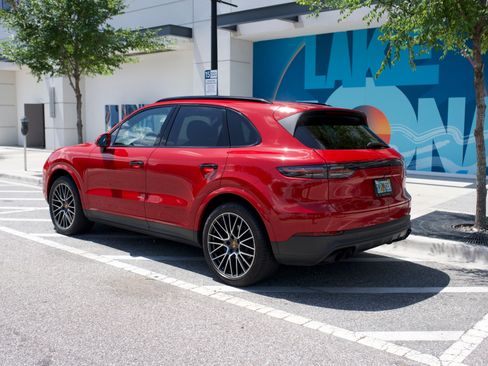 Used 2021 Porsche Cayenne w/ Premium Package AWD/4WD image 18