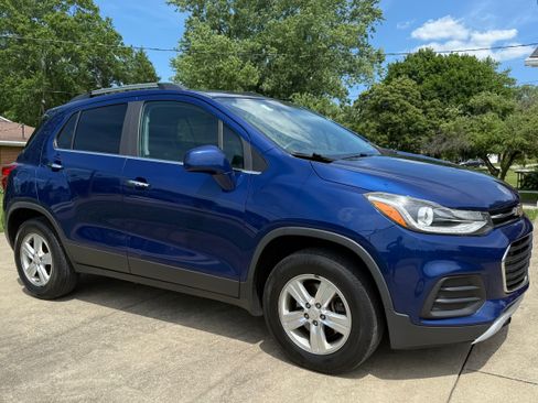 Used 2017 Chevrolet Trax LT w/ LT Convenience Package AWD/4WD image 4