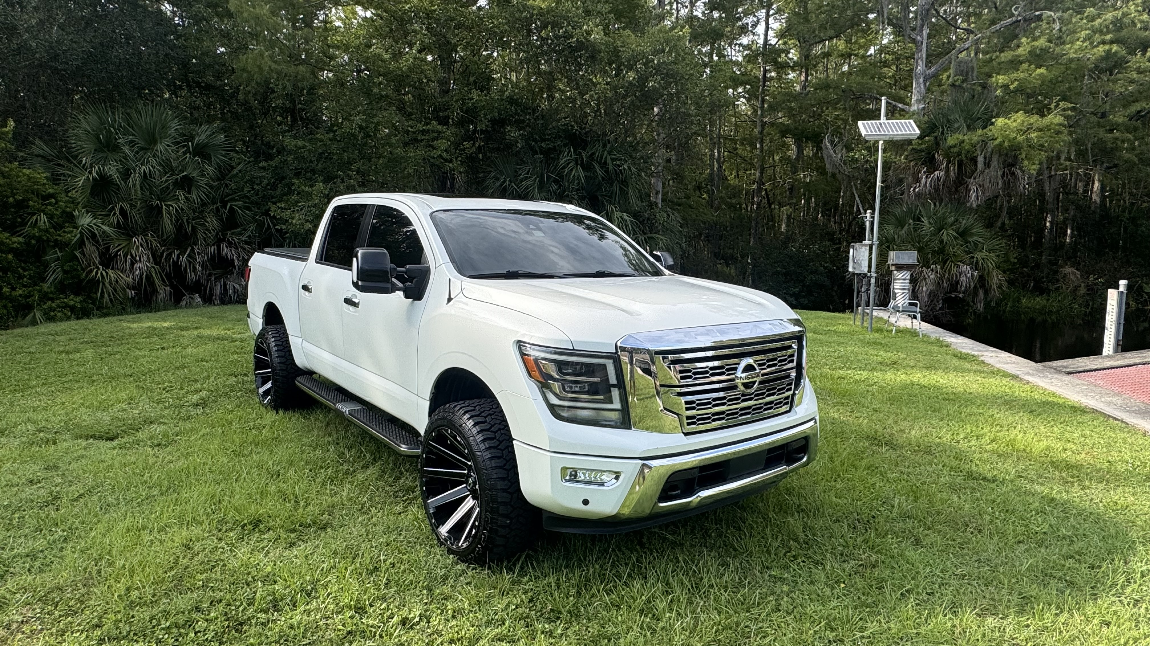 Used 2020 Nissan Titan SL w/ Moonroof Package AWD/4WD image 4