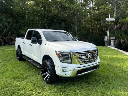 Used 2020 Nissan Titan SL w/ Moonroof Package AWD/4WD image 4