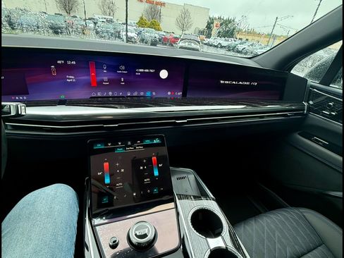 Used 2025 Cadillac Escalade IQ Sport 1 w/ LPO, ONYX Package image 11