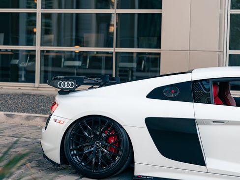 Used 2018 Audi R8 V10 w/ Premium Package RWD image 14
