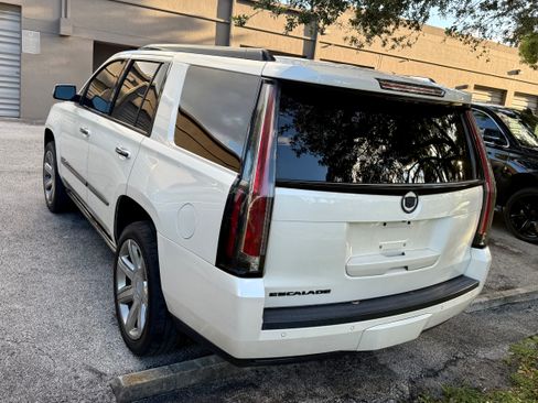 Used 2015 Cadillac Escalade Premium image 4