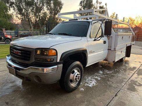 Used 2005 GMC Sierra 3500 W/T w/ Heavy-Duty Power Package image 1