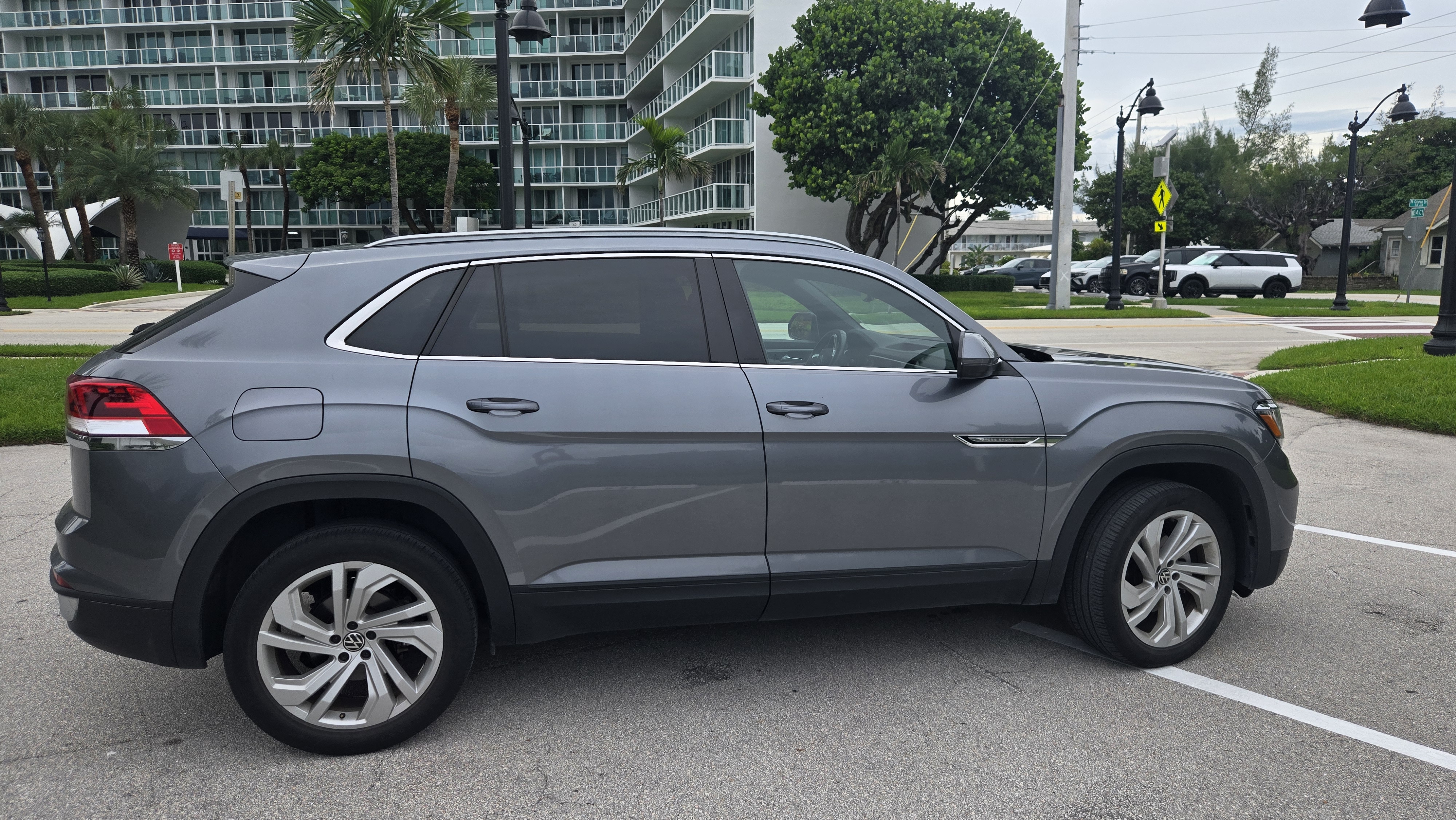 Used 2021 Volkswagen Atlas Cross Sport SEL FWD image 5