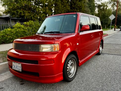 Used 2004 Scion xB image 2