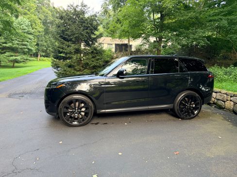 Used 2025 Land Rover Range Rover Sport SE AWD/4WD image 9