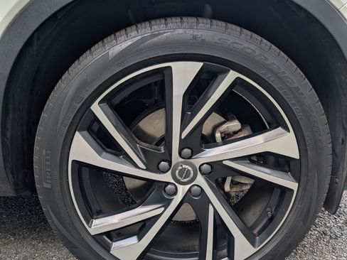 Used 2022 Volvo XC40 T5 R-Design image 22