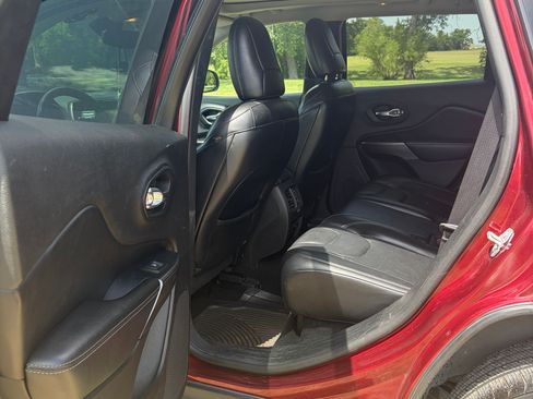 Used 2019 Jeep Cherokee Limited FWD image 10
