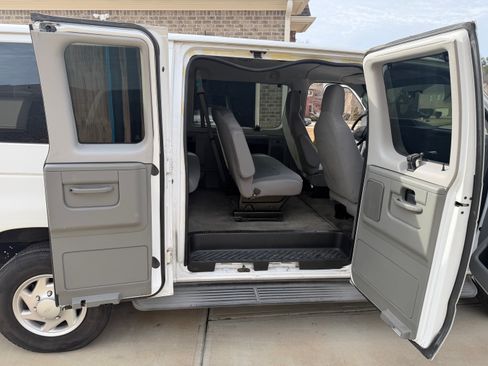 Used 2011 Ford E-350 and Econoline 350 XLT image 12