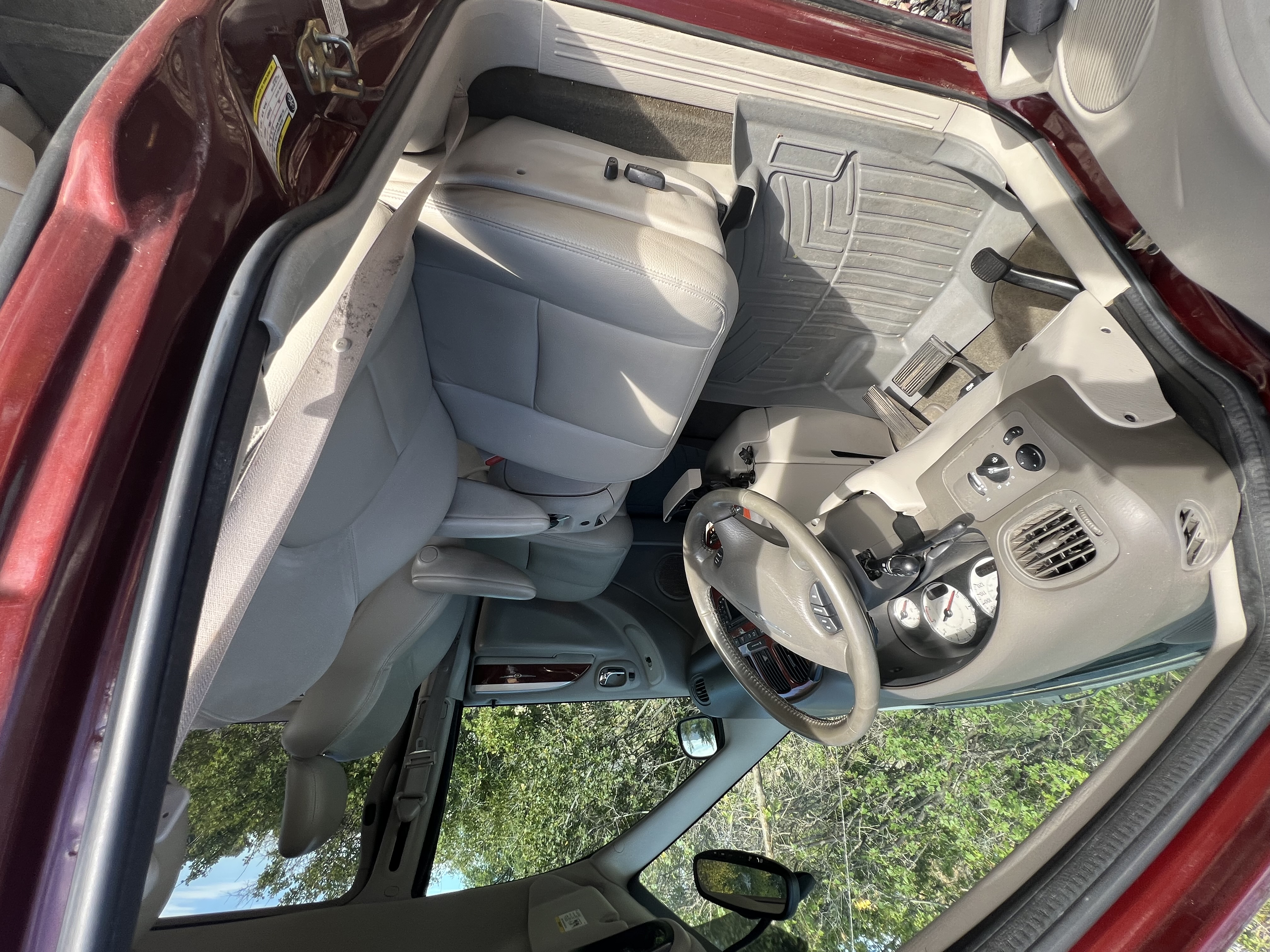 Used 2007 Chrysler Town & Country Limited FWD image 8