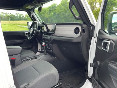 Used 2024 Jeep Wrangler Unlimited Sport AWD/4WD image 9