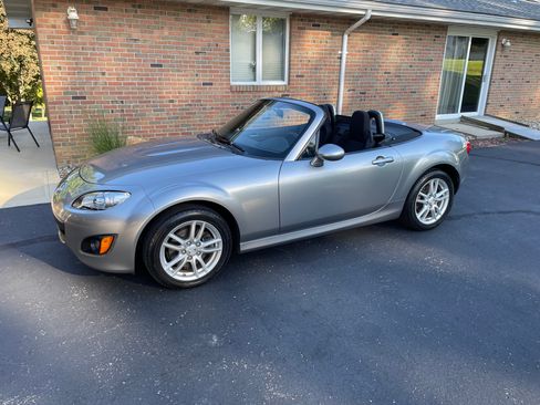Used 2010 MAZDA MX-5 Miata Sport w/ Convenience Pkg RWD image 4