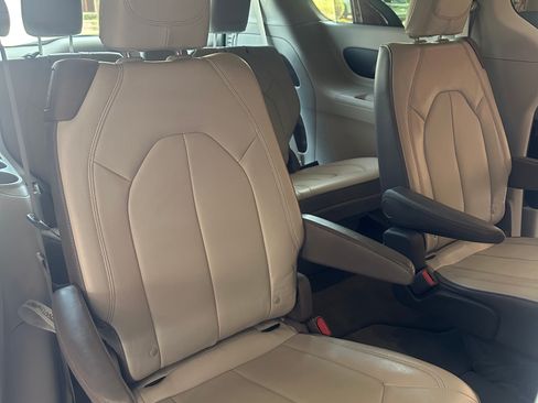 Used 2017 Chrysler Pacifica Touring-L FWD image 11