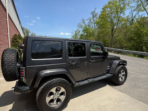 Used 2017 Jeep Wrangler Unlimited Sahara w/ Dual Top Group AWD/4WD image 4