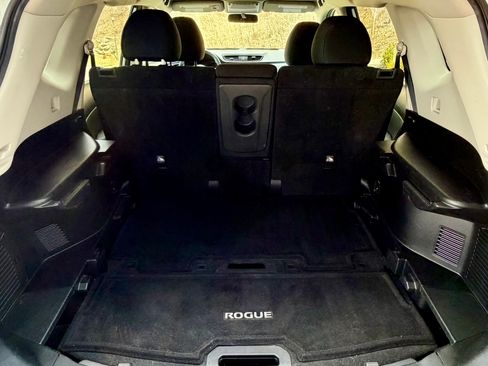 Used 2017 Nissan Rogue SV image 18