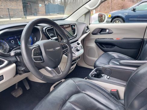 Used 2022 Chrysler Pacifica Touring-L image 5