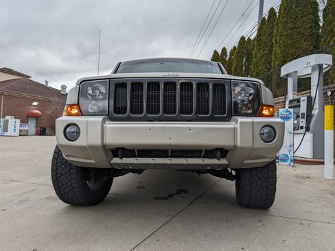 Used 2008 Jeep Commander Overland image 2