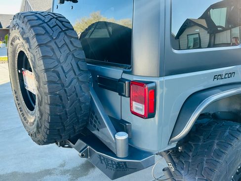 Used 2015 Jeep Wrangler Unlimited Rubicon w/ Connectivity Group AWD/4WD image 9