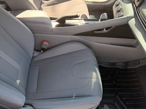 Used 2022 Hyundai Elantra SE image 9