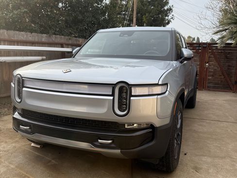 Used 2023 Rivian R1T Adventure image 2