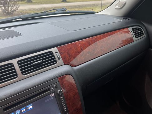 Used 2013 Chevrolet Avalanche LTZ image 6