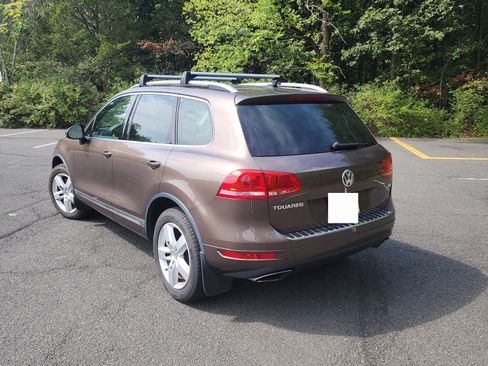 Used 2012 Volkswagen Touareg TDI image 2