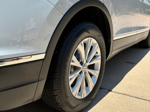 Used 2018 Volkswagen Tiguan SE w/ Panoramic Sunroof Package FWD image 4