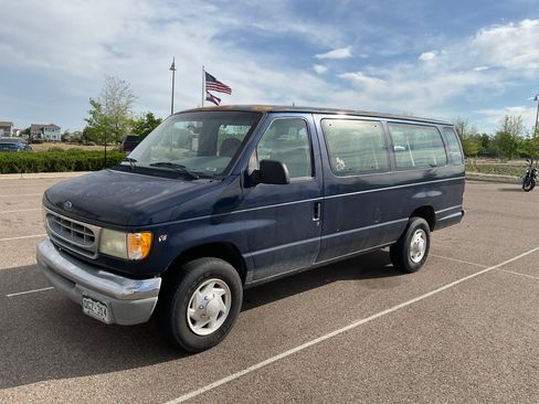 Used 2002 Ford E-350 and Econoline 350 Club Wagon RWD image 2