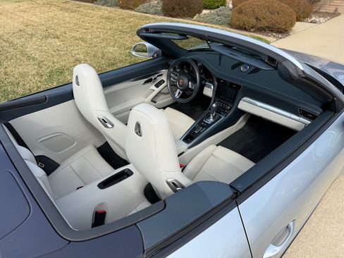 Used 2017 Porsche 911 Carrera 4 image 24