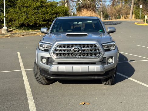 Used 2017 Toyota Tacoma TRD Sport image 5