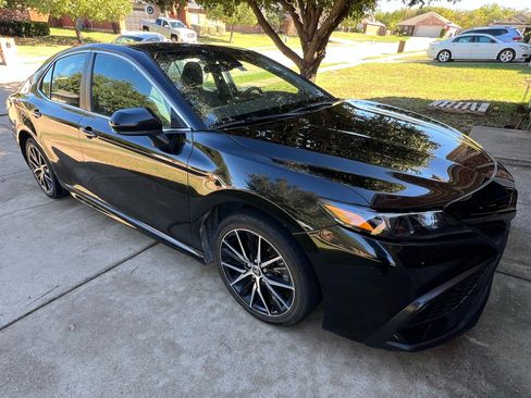 Used 2021 Toyota Camry SE image 1