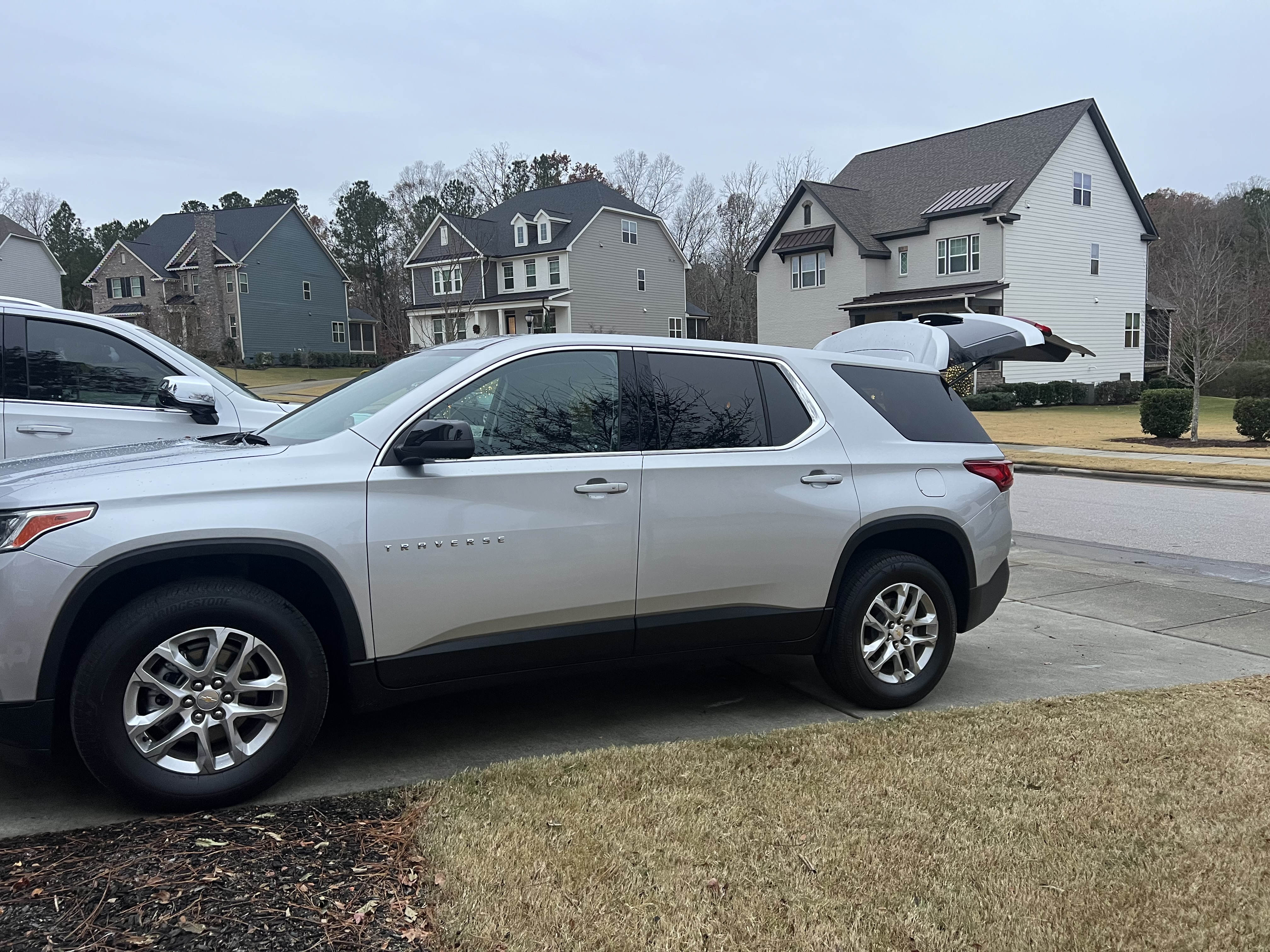 Used 2021 Chevrolet Traverse LS AWD/4WD image 2