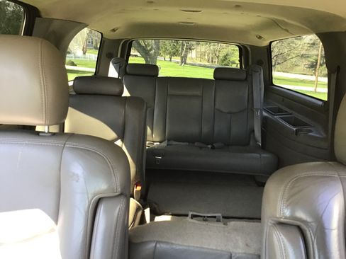 Used 2005 Chevrolet Suburban Z71 w/ Preferred Equipment Group image 10