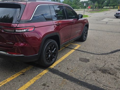 Used 2023 Jeep Grand Cherokee Limited AWD/4WD image 10