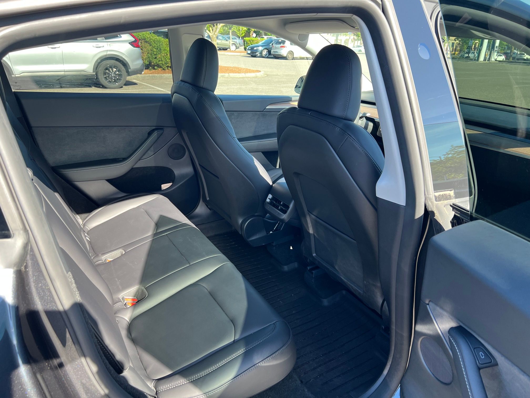 Used 2024 Tesla Model Y 2WD image 11