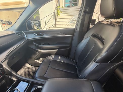Used 2024 Jeep Grand Cherokee Limited w/ Black Appearance Package AWD/4WD image 10