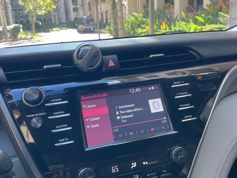 Used 2018 Toyota Camry SE image 5