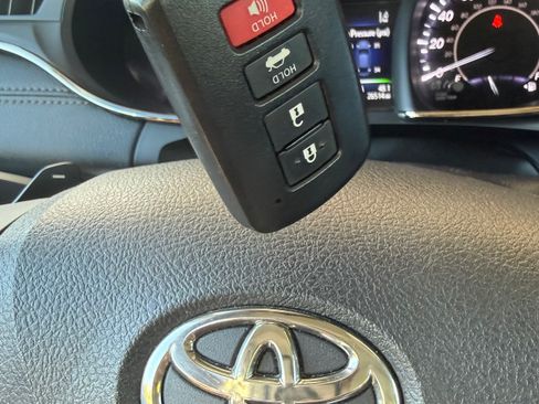 Used 2018 Toyota Avalon XLE w/ Preferred Accessory Package image 10