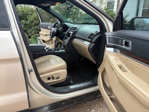 Used 2017 Ford Explorer Limited image 2