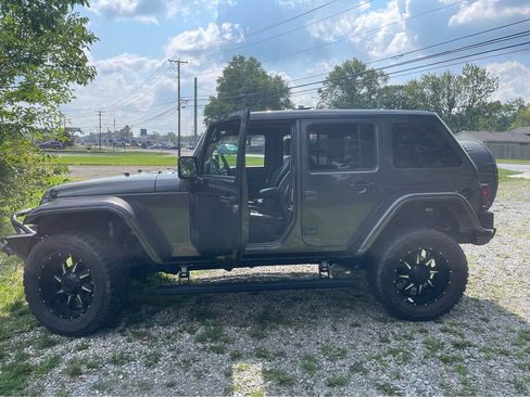 Used 2018 Jeep Wrangler Unlimited Rubicon w/ Connectivity Group image 1