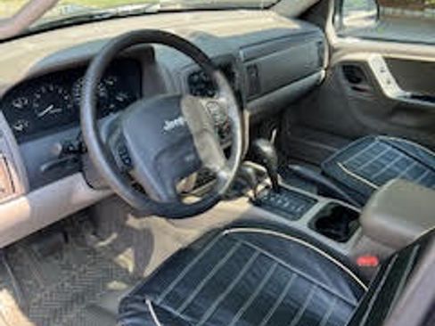 Used 2004 Jeep Grand Cherokee Laredo w/ Tan Your Hide Group image 9