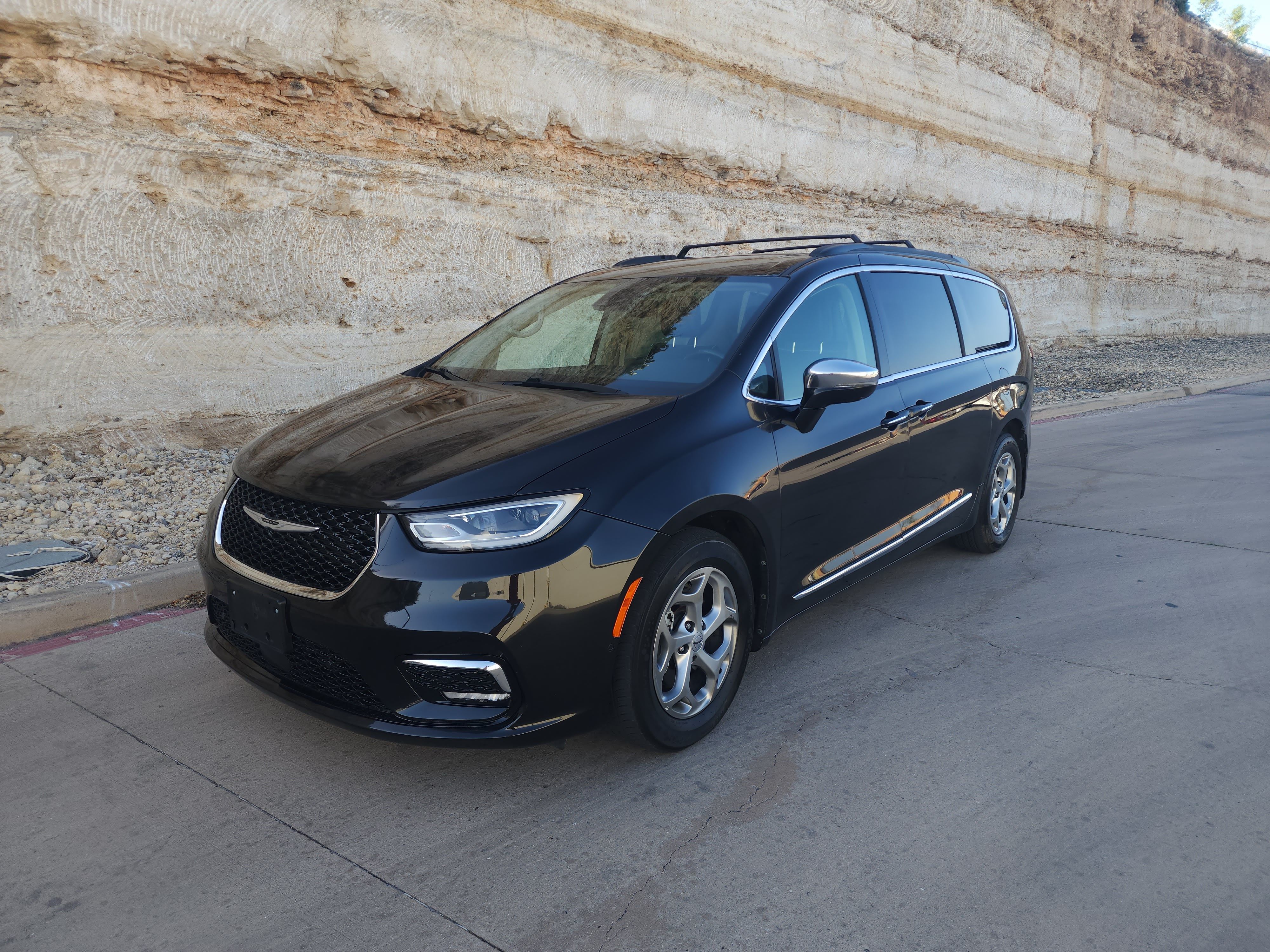 Used 2022 Chrysler Pacifica Limited FWD image 1