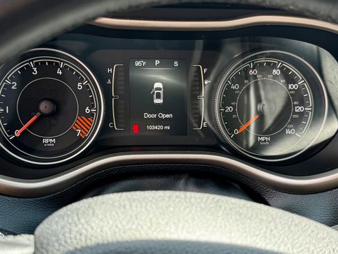 Used 2015 Jeep Cherokee Latitude FWD image 14
