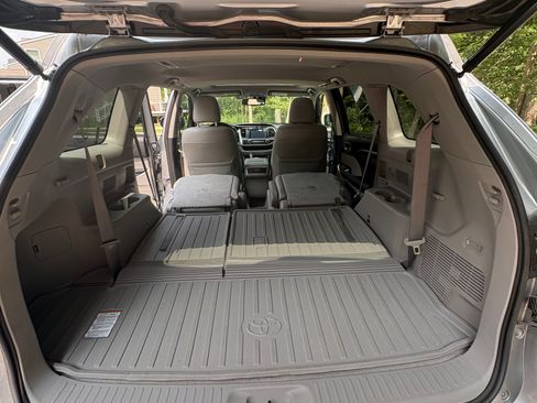 Used 2015 Toyota Highlander Limited w/ Driver Technology Package FWD image 12
