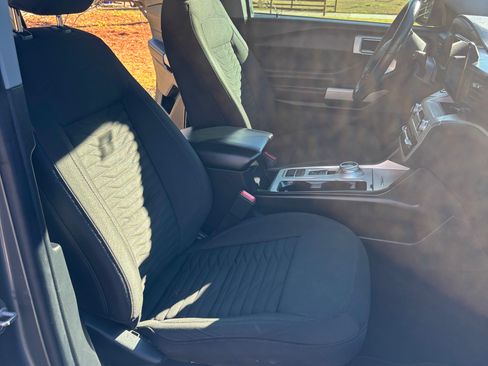 Used 2021 Ford Explorer XLT image 8