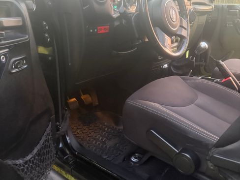 Used 2015 Jeep Wrangler Unlimited Rubicon AWD/4WD image 9