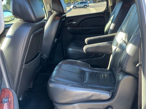 Used 2009 Chevrolet Suburban LT w/ Luxury Package image 2