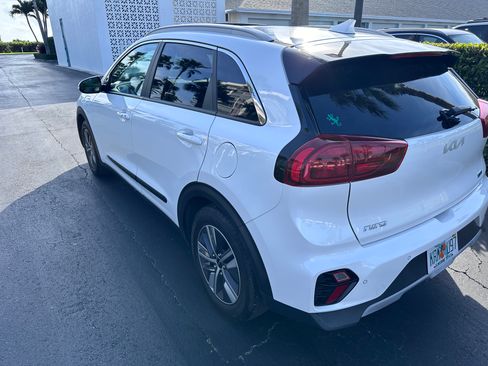 Used 2022 Kia Niro EX Premium image 4