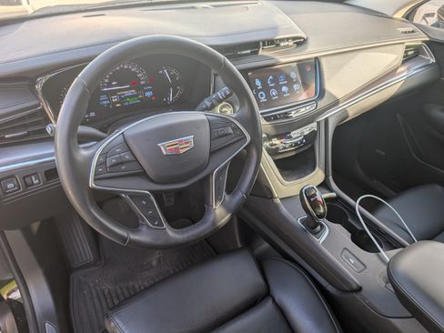 Used 2017 Cadillac XT5 Luxury w/ Driver Awareness Package image 6